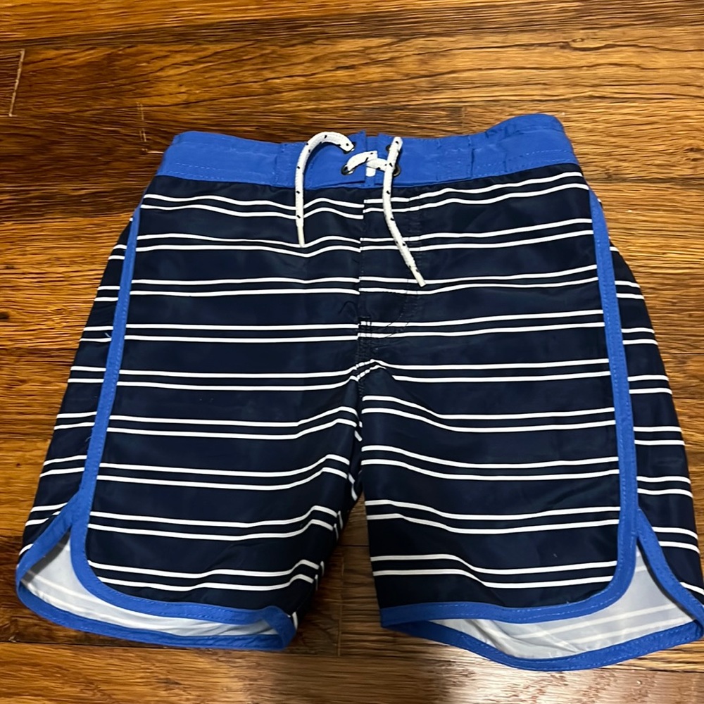 Nwot-boys Oshkosh swim shorts size 4t.